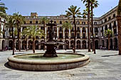 Barcellona Spagna - La Plaza Real con la fontana con le tre grazie e i lampioni progettati da Gaudi nel 1879.  